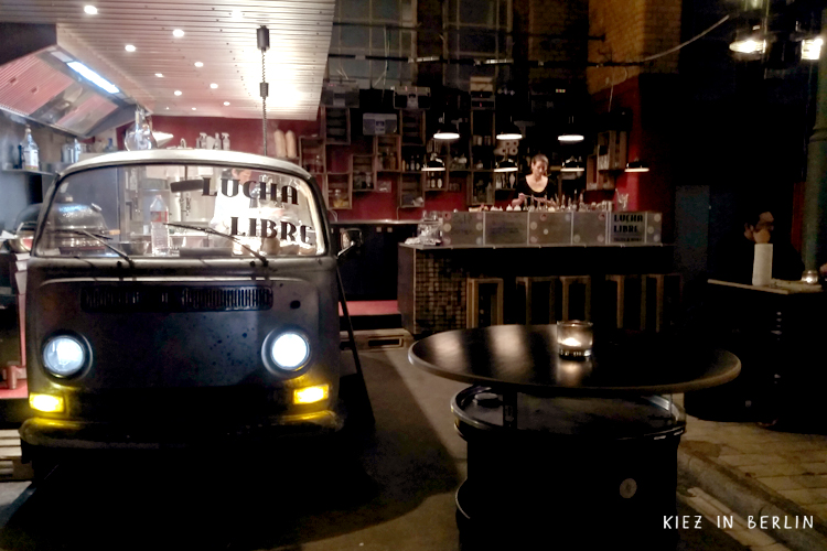 В этом небольшом автобусе-кухня готовят блюда кухни Эквадора